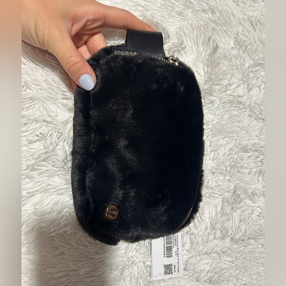 NWT Lululemon Everywhere Belt
Bag
*Plush Fleece